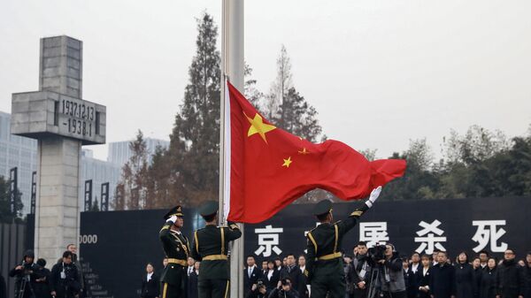 Soldados do ELP levantam a bandeira chinesa durante uma cerimônia memorial no Salão Memorial do Massacre de Nanjing (foto de arquivo) - Sputnik Brasil