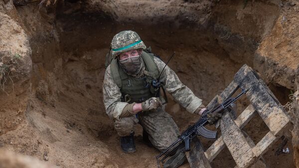 Um soldado ucraniano pratica ataque de trincheira durante um treinamento militar com militares franceses, em um complexo de treinamento militar em local não revelado na Polônia, em 4 de abril de 2024 - Sputnik Brasil
