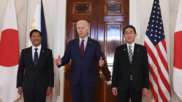 O presidente dos EUA, Joe Biden, fala à imprensa com o primeiro-ministro japonês Fumio Kishida (R) e o presidente filipino Ferdinand Marcos Jr. (L) na Casa Branca em Washington, DC, 11 de abril de 2024 - Sputnik Brasil