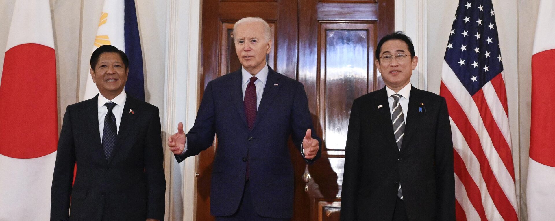 O presidente dos EUA, Joe Biden, fala à imprensa com o primeiro-ministro japonês Fumio Kishida (R) e o presidente filipino Ferdinand Marcos Jr. (L) na Casa Branca em Washington, DC, 11 de abril de 2024 - Sputnik Brasil, 1920, 13.04.2024