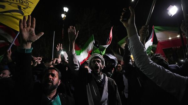Manifestantes iranianos durante uma reunião anti-Israel em frente à Embaixada do Reino Unido em Teerã, Irã, 14 de abril de 2024 - Sputnik Brasil