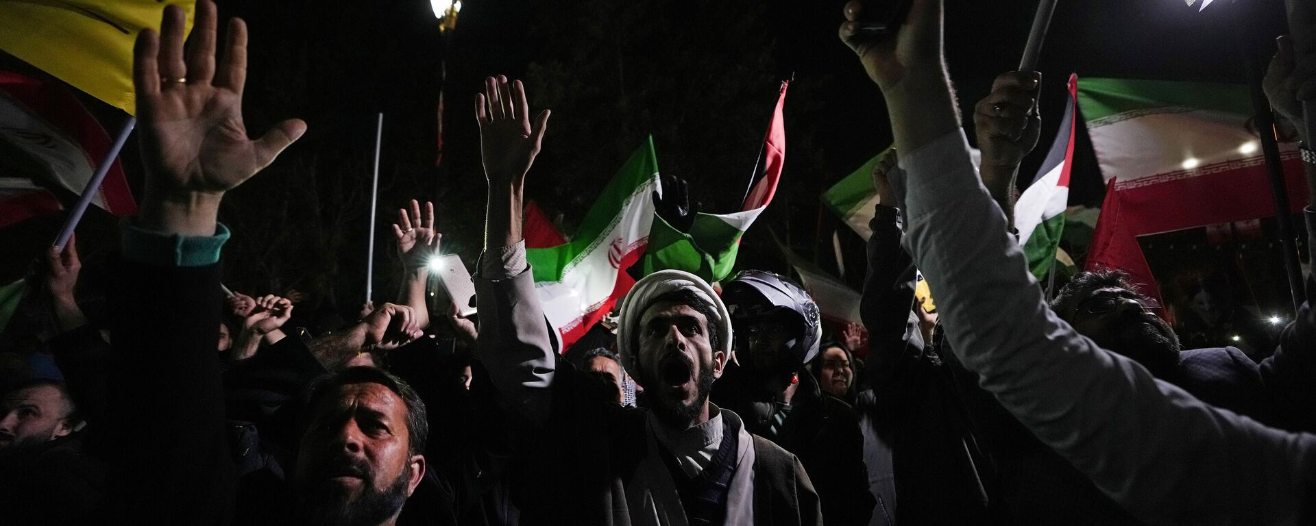 Manifestantes iranianos durante uma reunião anti-Israel em frente à Embaixada do Reino Unido em Teerã, Irã, 14 de abril de 2024 - Sputnik Brasil, 1920, 14.04.2024