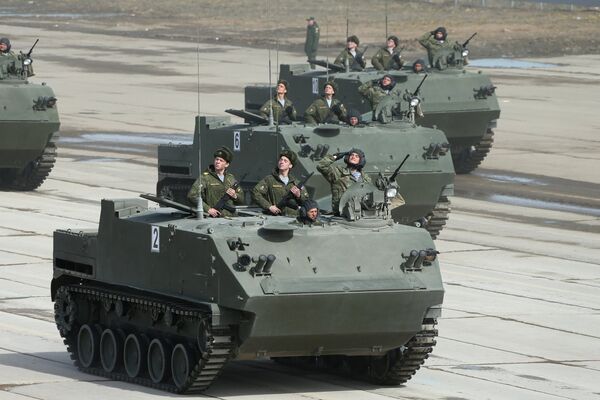 Um veículo blindado de transporte de pessoal BTR-MDM Rakushka - Sputnik Brasil