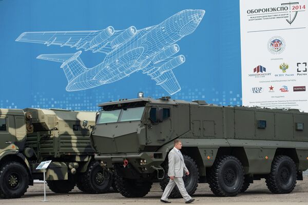 O veículo blindado KAMAZ-63968 Typhoon apresentando aumento em segurança na exposição Oboronexpo-2014, região de Moscou - Sputnik Brasil