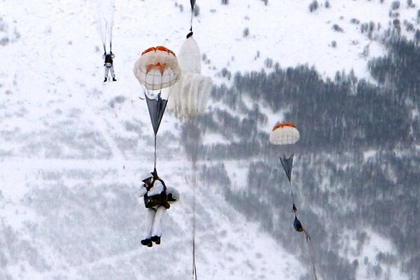 Recrutas da formação Ivanovo da Força Aerotransportada Russa realizam seus primeiros saltos de paraquedas no campo de aviação de Severny. - Sputnik Brasil