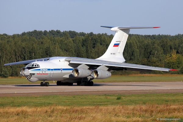 Ilyushin Il-76MD-90A em um campo de aviação. A aeronave é a mais recente modernização do robusto avião de transporte estratégico Il-76 - Sputnik Brasil