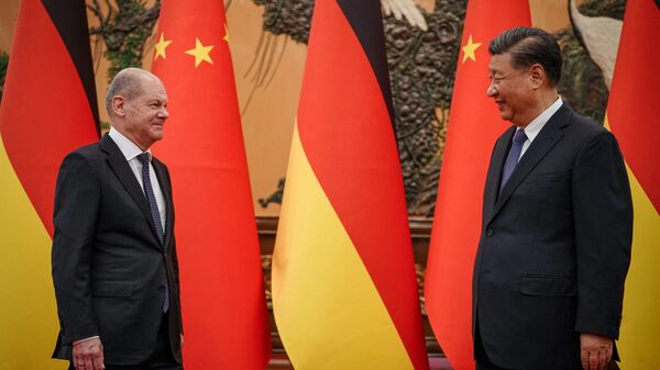 O presidente chinês Xi Jinping (D) dá as boas-vindas ao chanceler alemão Olaf Scholz no Grande Salão de Pequim, 4 de novembro de 2022 - Sputnik Brasil