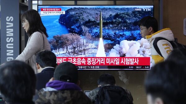 Programa de notícias exibe imagem de arquivo de um lançamento de míssil pela Coreia do Norte na estação ferroviária de Seul. Coreia do Sul, 2 de abril de 2024 - Sputnik Brasil