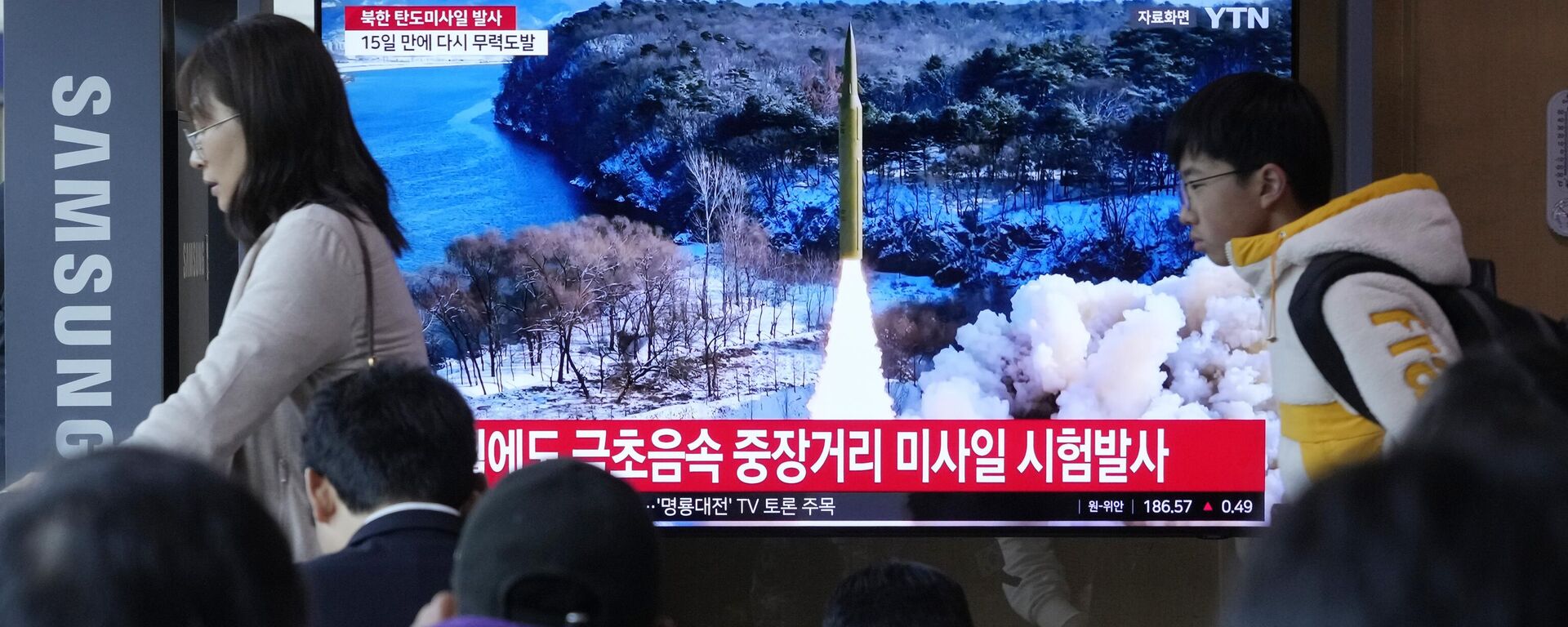Programa de notícias exibe imagem de arquivo de um lançamento de míssil pela Coreia do Norte na estação ferroviária de Seul. Coreia do Sul, 2 de abril de 2024 - Sputnik Brasil, 1920, 19.04.2024