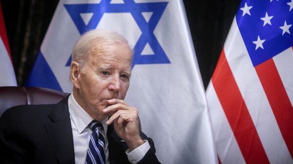 O presidente dos EUA, Joe Biden, faz uma pausa durante uma reunião com o primeiro-ministro israelense Benjamin Netanyahu para discutir a guerra entre Israel e o Hamas, em Tel Aviv, Israel, 18 de outubro de 2023 - Sputnik Brasil