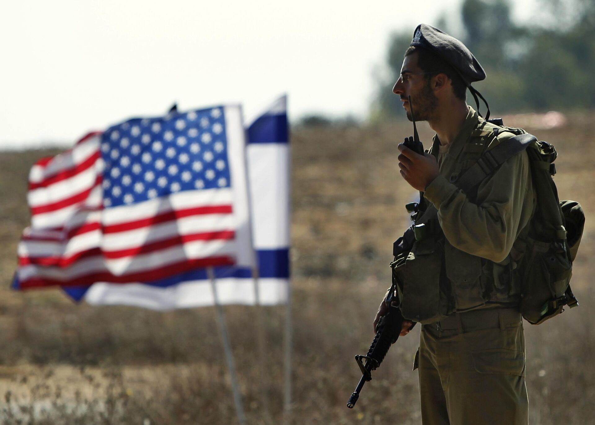 Soldado israelense aguarda a visita de autoridades dos EUA perto da cidade costeira de Ashkelon. Israel, 30 de outubro de 2012 - Sputnik Brasil, 1920, 18.04.2024