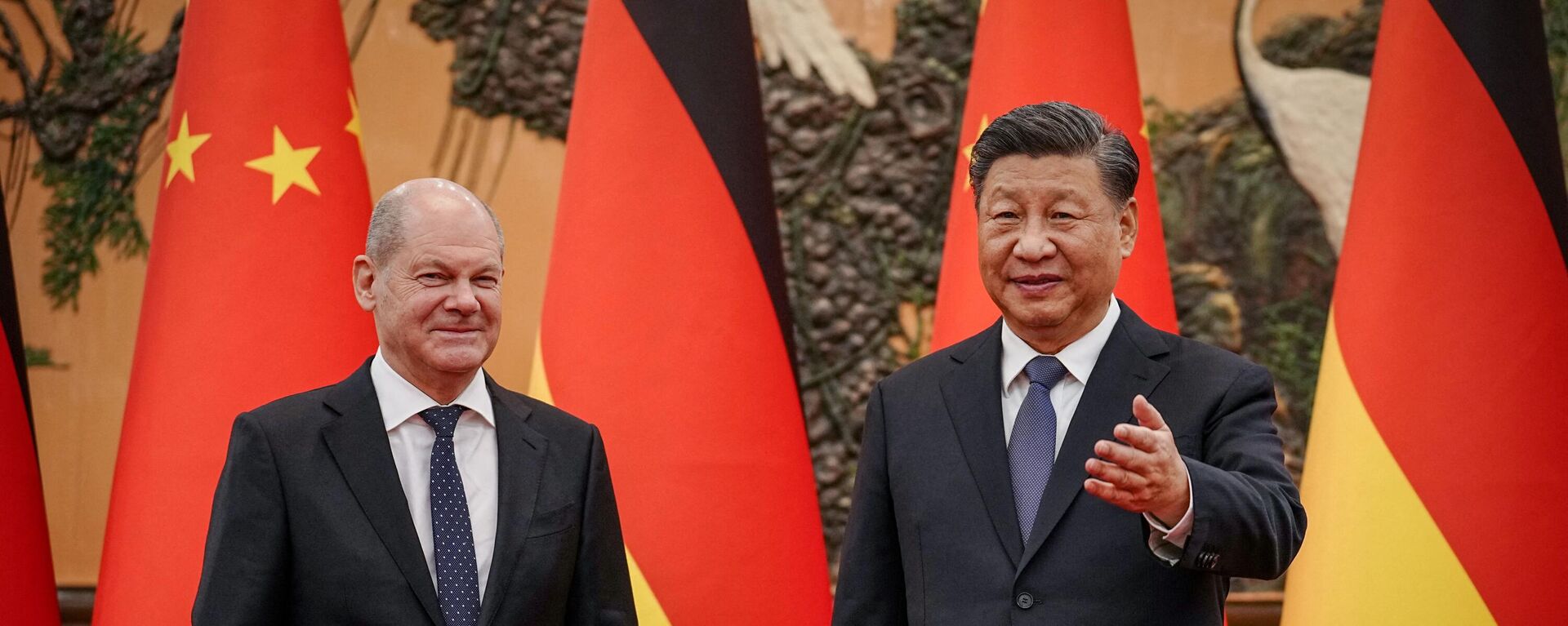 O presidente da China, Xi Jinping, recebe o chanceler da Alemanha, Olaf Scholz, no Grande Salão do Povo, em Pequim, em 4 de novembro de 202 - Sputnik Brasil, 1920, 16.04.2024