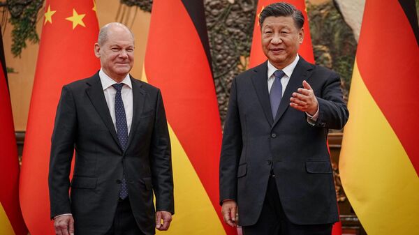O presidente da China, Xi Jinping, recebe o chanceler da Alemanha, Olaf Scholz, no Grande Salão do Povo, em Pequim, em 4 de novembro de 202 - Sputnik Brasil