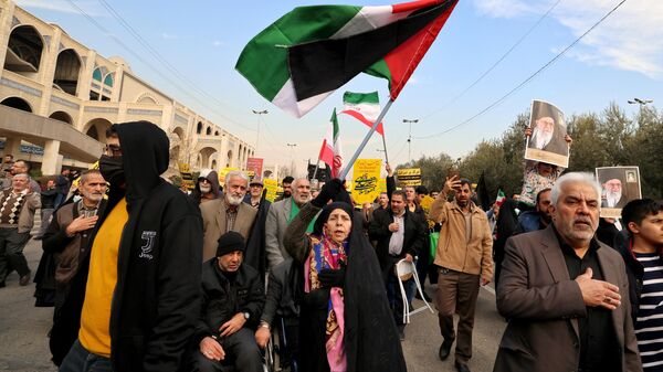 Pessoas agitam bandeiras e seguram cartazes com slogans anti-EUA e anti-Israel em Teerã, 5 de janeiro de 2024 - Sputnik Brasil