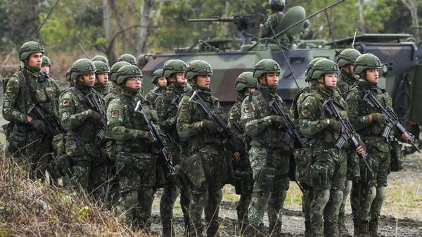 Soldados do Exército participam de exercício anti-infiltração em Taitung em 31 de janeiro de 2024 - Sputnik Brasil