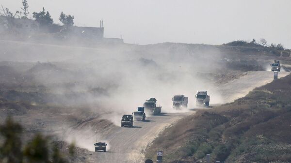 Veículos do Exército israelense se dirigem ao longo da fronteira com o território palestino em meio ao conflito entre Israel e o grupo militante Hamas, em 16 de abril de 2024 - Sputnik Brasil