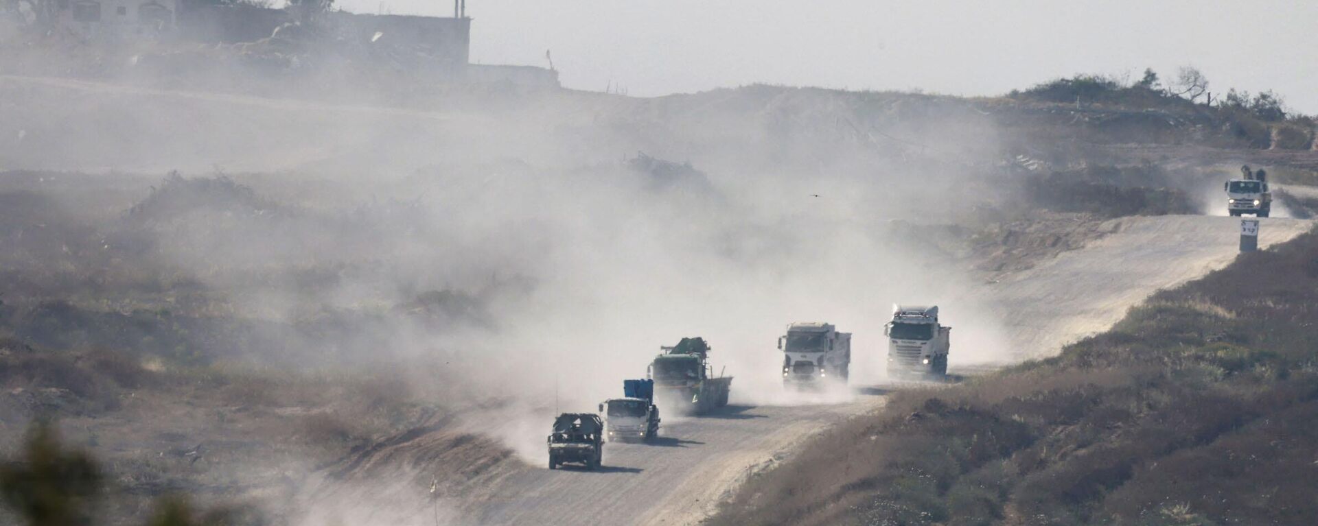 Veículos do Exército israelense se dirigem ao longo da fronteira com o território palestino em meio ao conflito entre Israel e o grupo militante Hamas, em 16 de abril de 2024 - Sputnik Brasil, 1920, 16.04.2024
