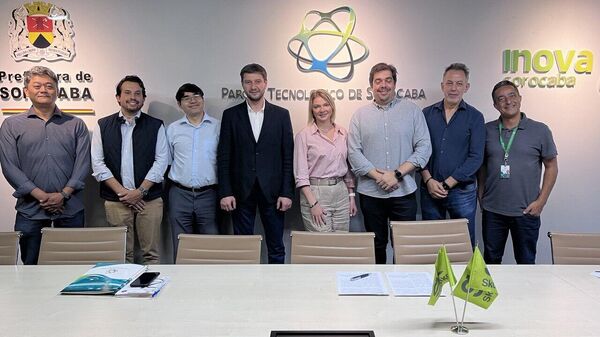 Representantes dos parques tecnológicos de Sorocaba e da Rússia durante assinatura de acordo de cooperação. Sorocaba, 15 de abril de 2024 - Sputnik Brasil