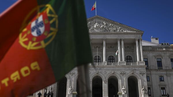 O Parlamento português é retratado com uma bandeira na vanguarda. Lisboa, 20 de fevereiro de 2024 - Sputnik Brasil