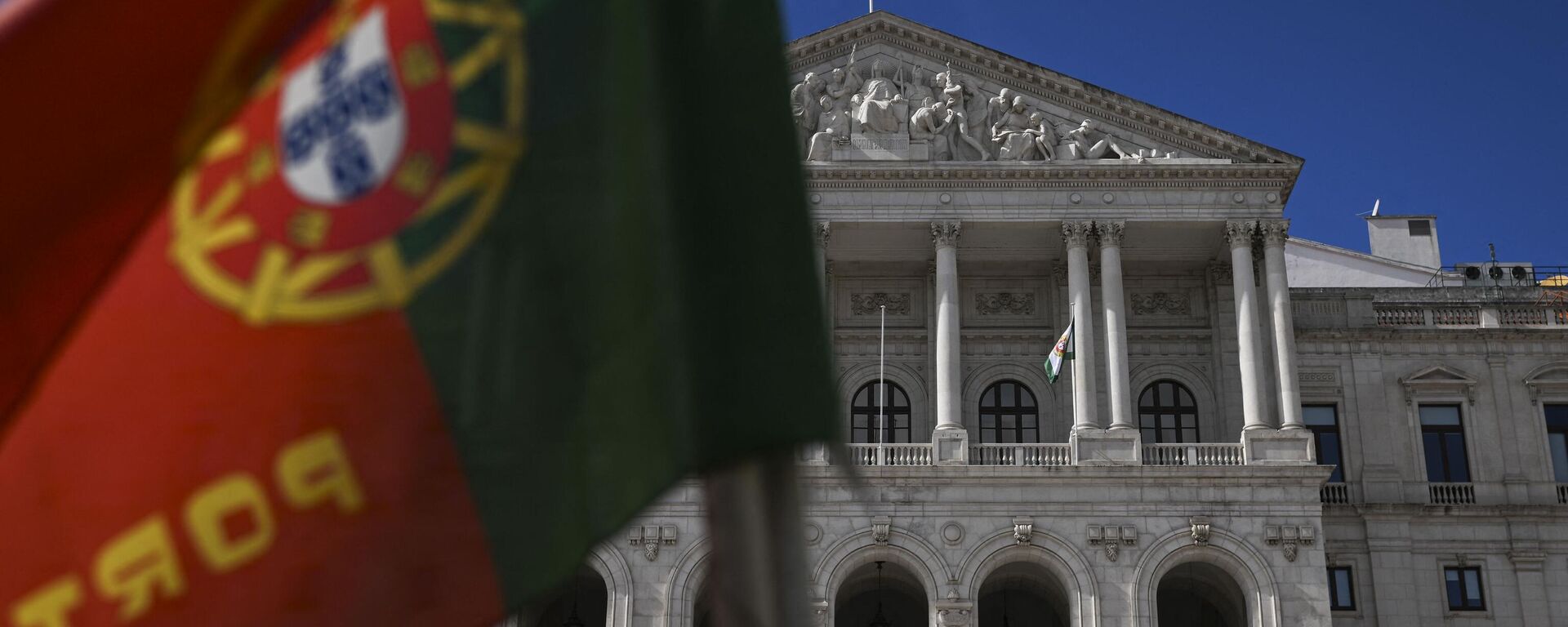 O Parlamento português é retratado com uma bandeira na vanguarda. Lisboa, 20 de fevereiro de 2024 - Sputnik Brasil, 1920, 16.04.2024