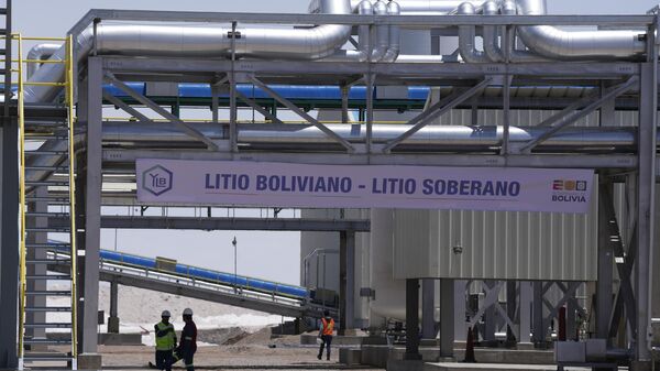 Trabalhadores bolivianos durante inauguração de planta industrial no Salar de Uyuni para a exploração de lítio usado na produção de baterias. Bolívia, 15 de dezembro de 2023 - Sputnik Brasil
