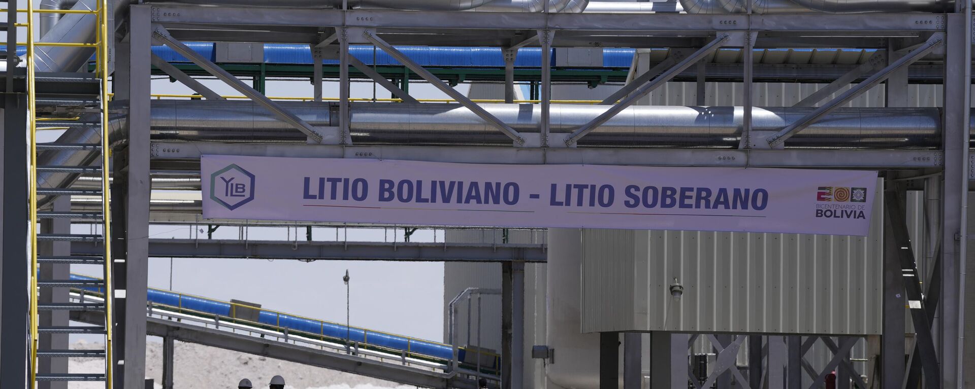 Trabalhadores bolivianos durante inauguração de planta industrial no Salar de Uyuni para a exploração de lítio usado na produção de baterias. Bolívia, 15 de dezembro de 2023 - Sputnik Brasil, 1920, 16.04.2024