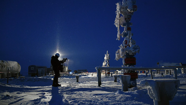 Equipamento em campo de petróleo e gás é testado por funcionário em Salmanovskoye (Utrenneye). Ártico - Sputnik Brasil