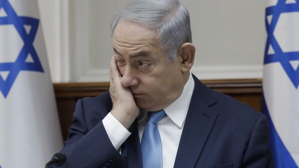 O primeiro-ministro israelense, Benjamin Netanyahu, participa de uma reunião de gabinete em Jerusalém, 3 de janeiro de 2018 - Sputnik Brasil