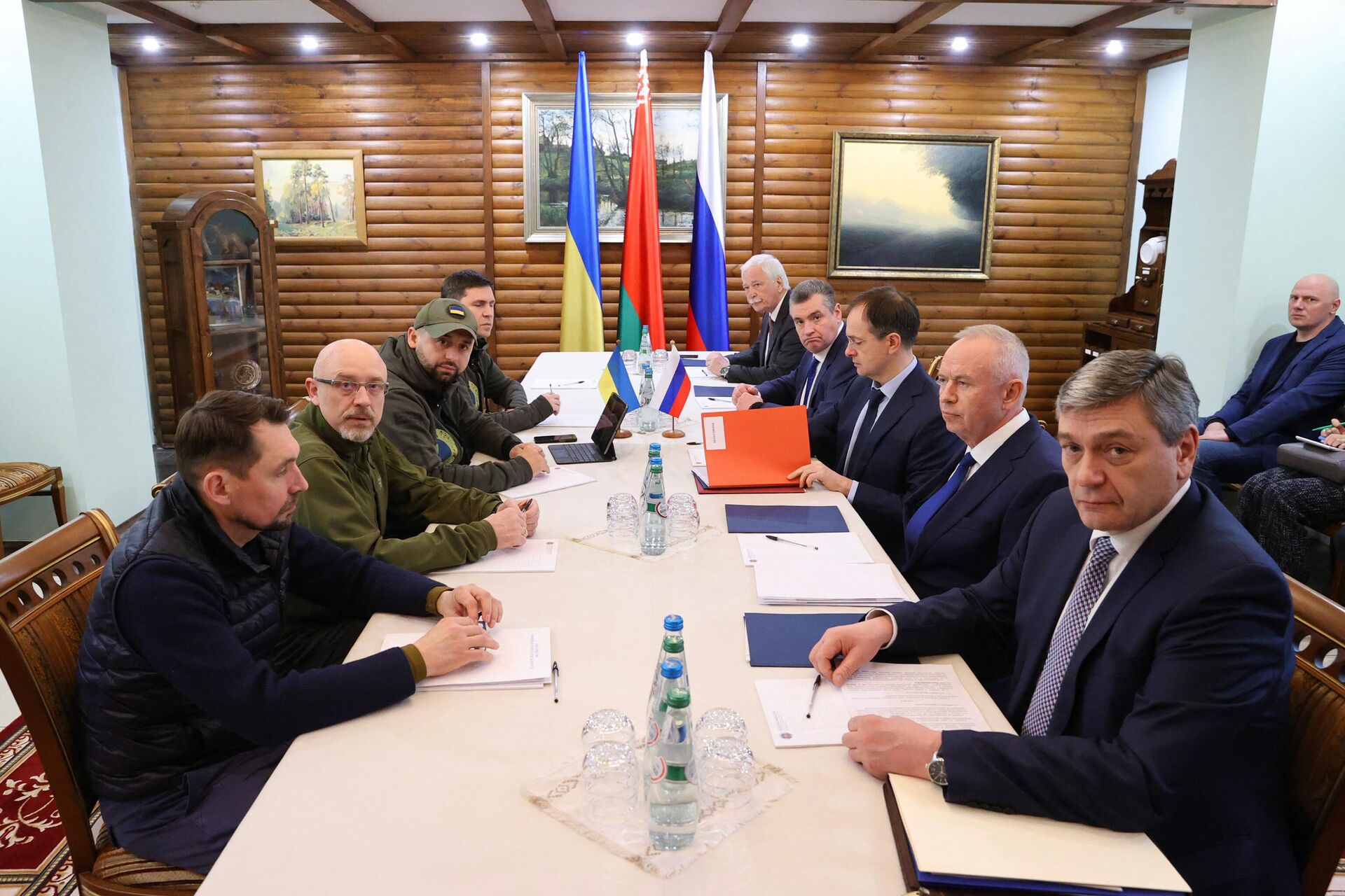 Delegações da Rússia e da Ucrânia durante negociações na região belarussa de Brest, 7 de março de 2022 - Sputnik Brasil, 1920, 25.04.2024