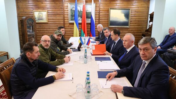 Delegações da Rússia e da Ucrânia durante negociações na região belarussa de Brest, 7 de março de 2022 - Sputnik Brasil