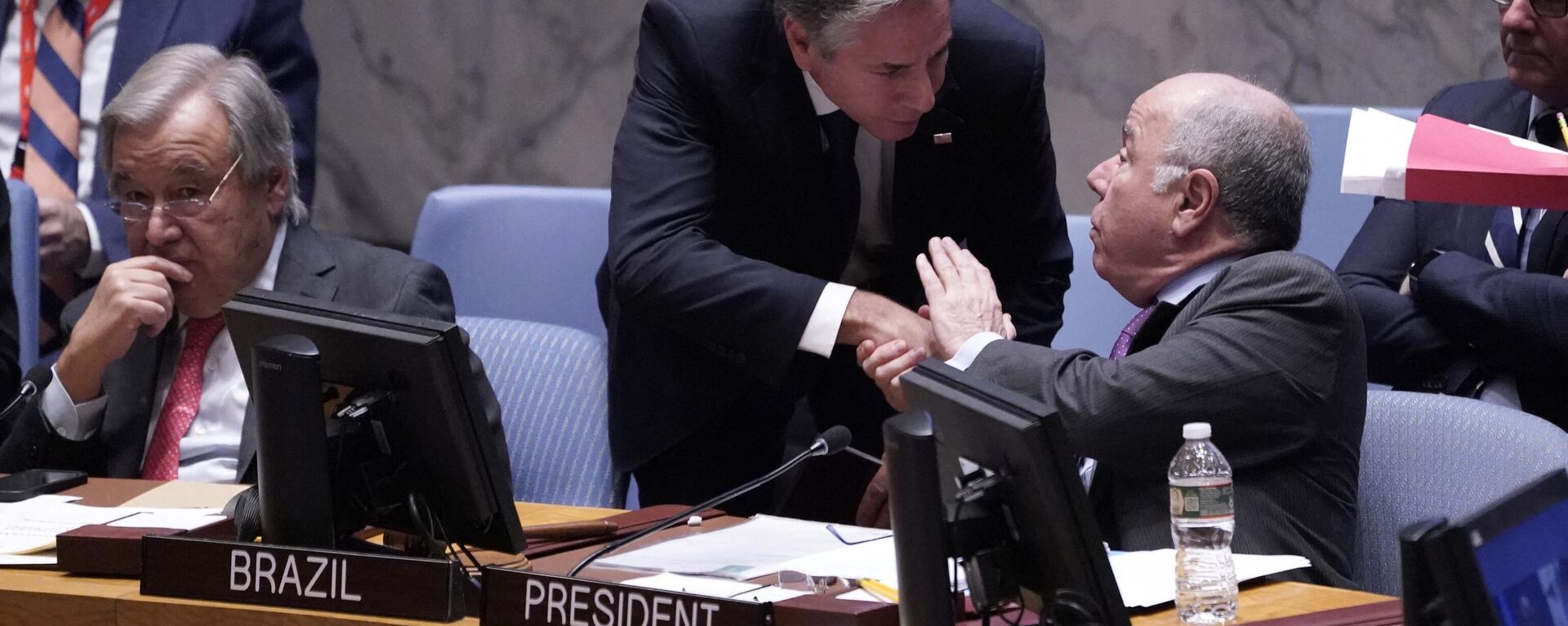 O secretário de Estado dos EUA, Antony Blinken, aperta a mão do ministro das Relações Exteriores do Brasil, Mauro Vieira, durante uma reunião do Conselho de Segurança das Nações Unidas (ONU) sobre o conflito no Oriente Médio na sede da ONU na cidade de Nova York, em 24 de outubro de 2023 - Sputnik Brasil, 1920, 17.04.2024