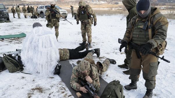 Atiradores de elite do batalhão Hispaniola fazem exercícios em um polígono na República Popular de Donetsk, foto publicada em 16 de fevereiro de 2023 - Sputnik Brasil