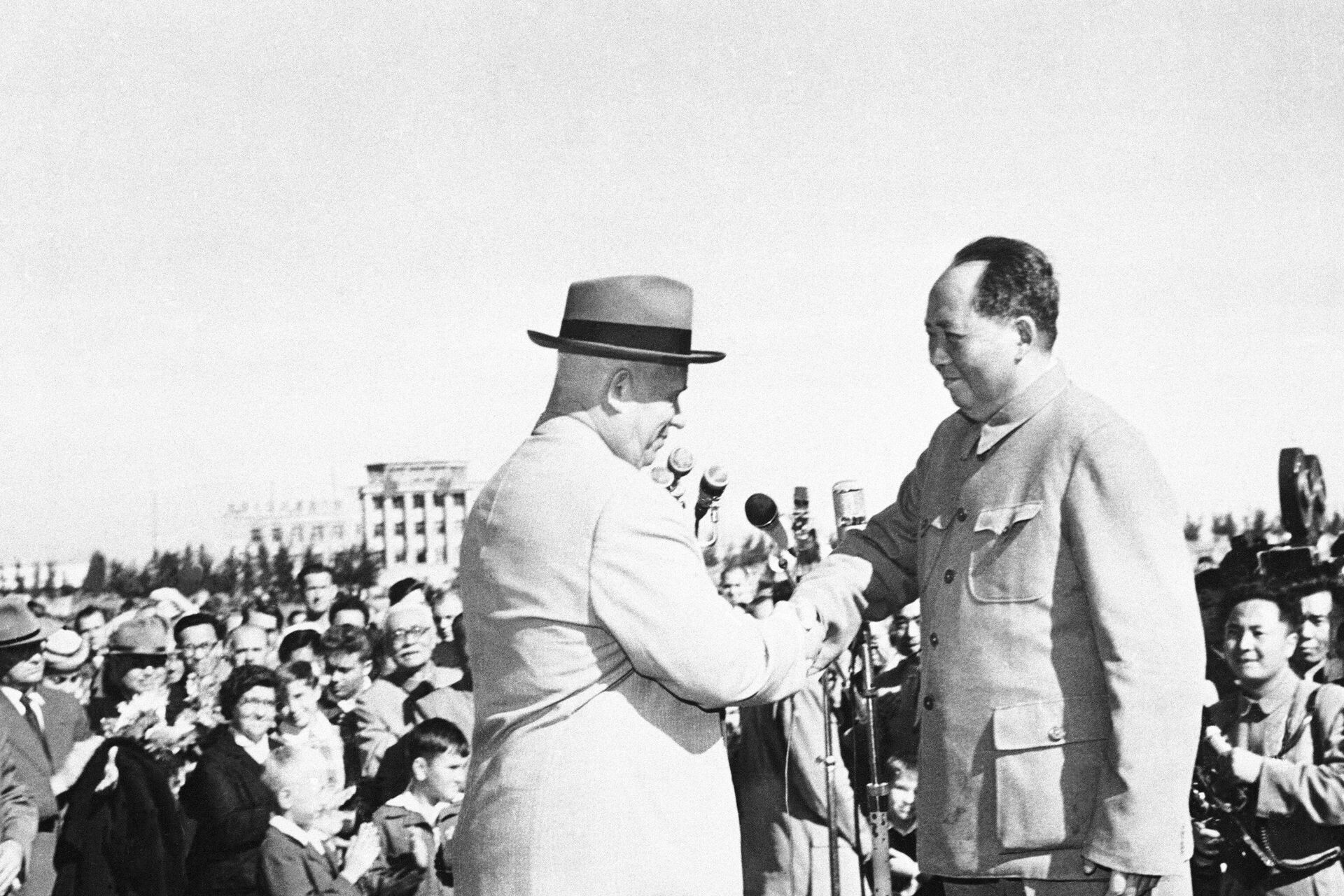 Mao Tsé-Tung (à direita), então presidente do Partido Comunista Chinês (PCC), dá as boas-vindas ao então primeiro-ministro soviético, Nikita Khruschev, em Pequim, em 30 de setembro de 1959 - Sputnik Brasil, 1920, 17.04.2024