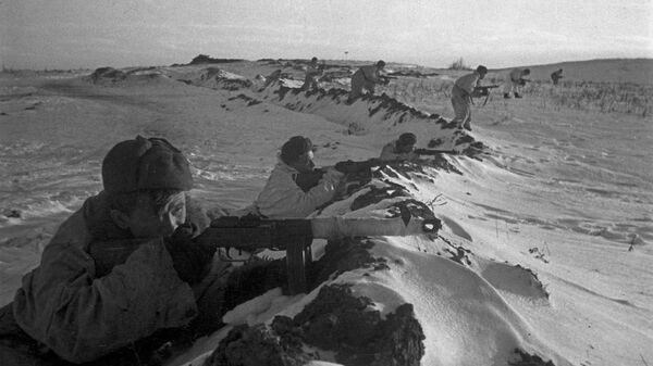 Soldados soviéticos se esgueirando até as fortificações inimigas em um campo coberto de neve, na direção de Kalinin, durante Grande Guerra pela Pátria (parte da Segunda Guerra Mundial, compreendida entre 22 de junho de 1941 e 9 de maio de 1945, e limitada às hostilidades entre a União Soviética e a Alemanha nazista e seus aliados) - Sputnik Brasil
