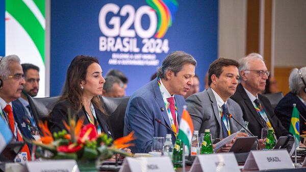 Ao centro, o ministro da Fazenda, Fernando Haddad discursa no encontro da trilha financeira do G20, em 18 de abril de 2024 - Sputnik Brasil