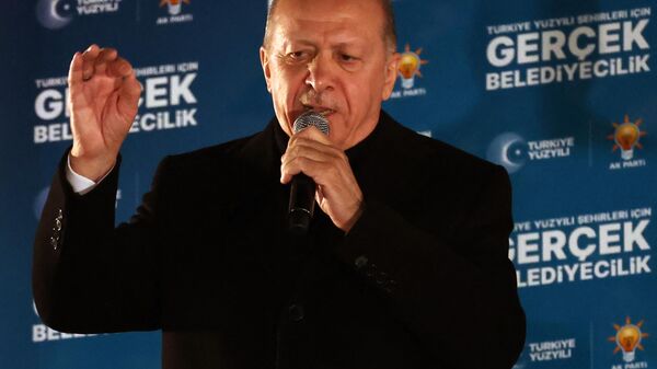 Recep Tayyip Erdogan, presidente turco e líder do Partido da Justiça e do Desenvolvimento (AKP, na sigla em turco), dá discurso após eleições municipais locais turcas, na sede do AKP em Ancara, Turquia, 1º de abril de 2024 - Sputnik Brasil