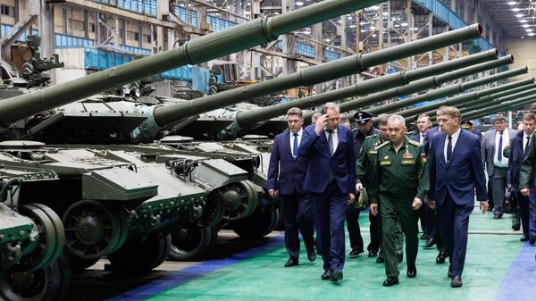 O ministro da Defesa da Rússia, Sergei Shoigu, inspeciona a implementação da ordem de defesa do estado para a produção de tanques e sistemas lança-chamas pesados por empresas da indústria de defesa na região de Omsk, Rússia, 18 de abril de 2024 - Sputnik Brasil