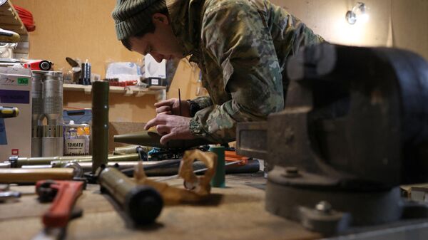 Um soldado ucraniano prepara munição em um abrigo próximo à linha de frente em local não revelado na região de Donetsk, em 20 de novembro de 2023 - Sputnik Brasil