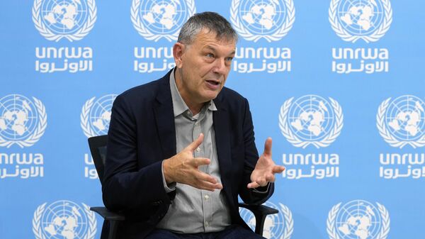 Philippe Lazzarini, comissário-geral da Agência das Nações Unidas de Assistência aos Refugiados da Palestina no Oriente Médio (UNRWA, na sigla em inglês) fala durante entrevista com a agência norte-americana The Associated Press na sede do órgão em Beirute, Líbano, 6 de dezembro de 2023 - Sputnik Brasil