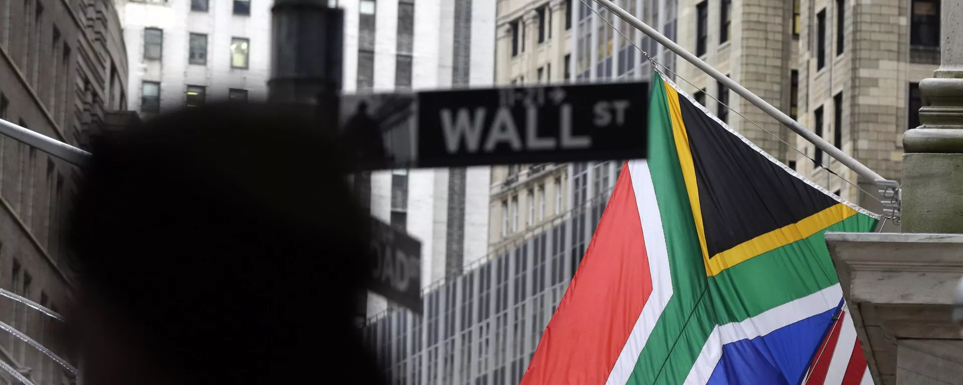 Bandeiras da África do Sul e dos Estados Unidos no encontro da Broadway com a Wall Street, em Nova York - Sputnik Brasil, 1920, 19.04.2024