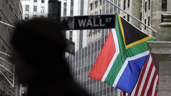 Bandeiras da África do Sul e dos Estados Unidos no encontro da Broadway com a Wall Street, em Nova York - Sputnik Brasil