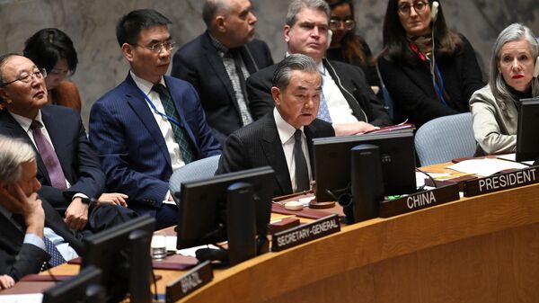 O ministro das Relações Exteriores da China, Wang Yi, na função de presidente interino do Conselho de Segurança, fala durante uma reunião do Conselho de Segurança da ONU sobre a situação no Oriente Médio e a guerra Israel-Hamas, na sede das Nações Unidas na cidade de Nova York, em 29 de novembro de 2023 - Sputnik Brasil
