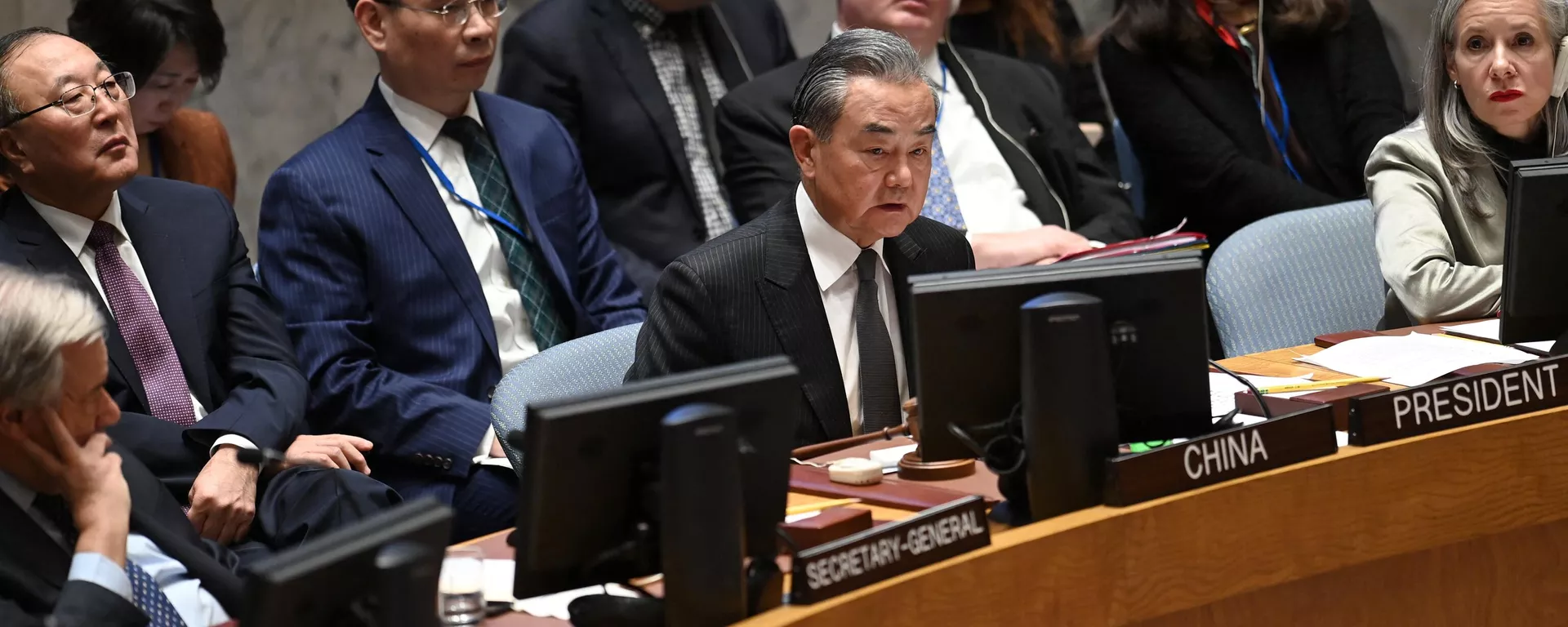 O ministro das Relações Exteriores da China, Wang Yi, na função de presidente interino do Conselho de Segurança, fala durante uma reunião do Conselho de Segurança da ONU sobre a situação no Oriente Médio e a guerra Israel-Hamas, na sede das Nações Unidas na cidade de Nova York, em 29 de novembro de 2023 - Sputnik Brasil, 1920, 20.04.2024