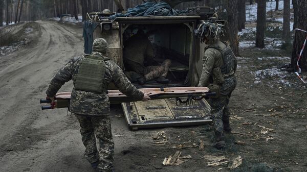 Médicos militares ucranianos tentam prestar primeiros socorros a um soldado gravemente ferido em uma batalha na região de Lugansk, Rússia, 13 de janeiro de 2023 - Sputnik Brasil