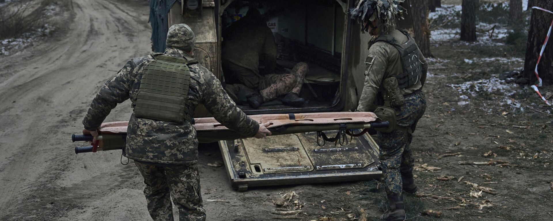 Médicos militares ucranianos tentam prestar primeiros socorros a um soldado gravemente ferido em uma batalha na região de Lugansk, Rússia, 13 de janeiro de 2023 - Sputnik Brasil, 1920, 21.04.2024