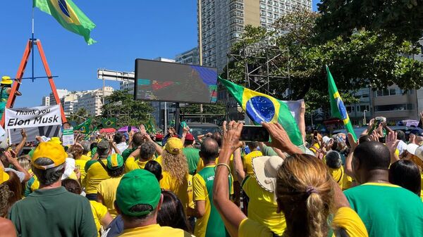 Manifestantes vestidos de verde e amarelo tomam conta da orla da praia de Copacabana em ato a favor do ex-presidente Jair Bolsonaro. Rio de Janeiro, 21 de abril de 2024 - Sputnik Brasil