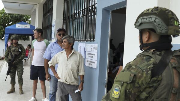 Militar faz segurança em seção eleitoral durante consulta popular sobre mudanças na legislação do país. Equador, 21 de abril de 2024 - Sputnik Brasil