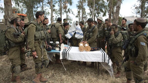 Arquivo: soldados israelenses do batalhão judeu ultraortodoxo Netzah Yehuda realizam as orações matinais enquanto participam de seu treinamento anual de unidade nas Colinas de Golã anexadas a Israel - Sputnik Brasil