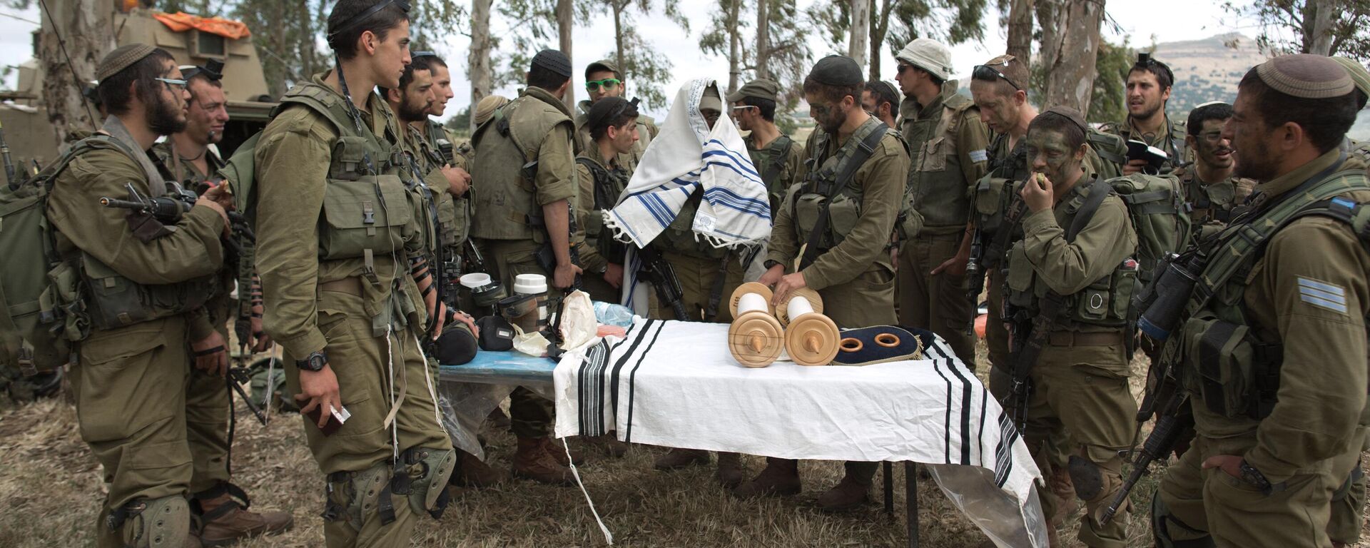 Arquivo: soldados israelenses do batalhão judeu ultraortodoxo Netzah Yehuda realizam as orações matinais enquanto participam de seu treinamento anual de unidade nas Colinas de Golã anexadas a Israel - Sputnik Brasil, 1920, 22.04.2024