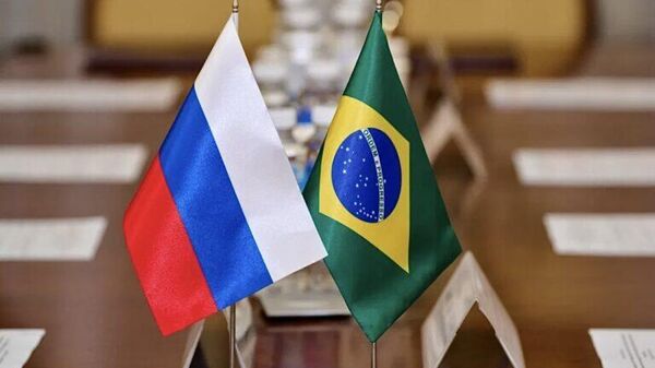 Bandeiras da Rússia e Brasil, lado a lado - Sputnik Brasil